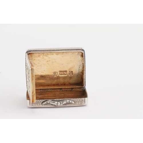 27 - A Georgian 1833 Nathaniel Mills silver vinaigrette, with engine turn decoration. Weight 19.5g. Size ... 