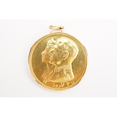 266 - A Rare Mohammed Reza Shah Pahlavi Soraya Farah 1955 - 1978 gold medal, contained in gold mount. In t... 