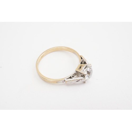 125 - A 9ct gold paste set ring. Weight 2g.