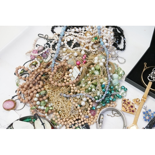 160 - A quantity of Costume Jewellery to include Dress Studs, Necklaces, Ladies Watch, etc.