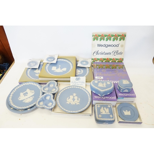 754 - A Collection of Wedgwood Collectors Plates in Boxes to include Christmas issue, Jubilee, Pin Dishes,... 