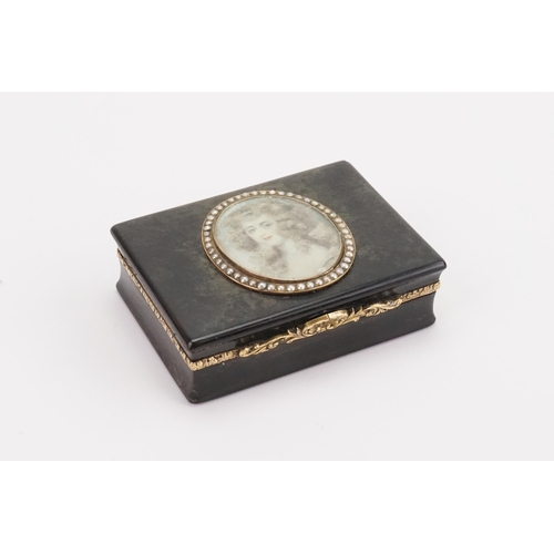 714 - A interesting Georgian gold mounted and gold lined tortoise shell snuff box, decorated with a miniat... 