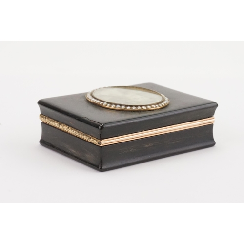 714 - A interesting Georgian gold mounted and gold lined tortoise shell snuff box, decorated with a miniat... 