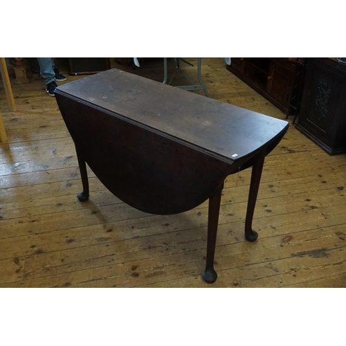 532 - A Georgian Mahogany Oval Topped Drop-Flap Table resting on Pad Feet, Measuring: 117cms Long.(Closed)... 