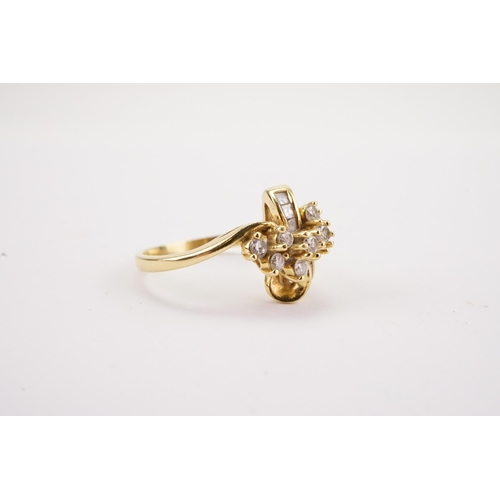 105 - A 18ct gold diamond set bow designed ring, 11 brilliant cut diamonds and 6 square cut diamonds. Weig... 