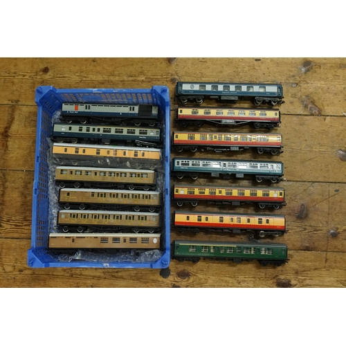 388 - Fourteen Unboxed Coaches by Hornby, Lima, Airfix, etc to include Southern, BR, Inter-City, LNER, etc... 