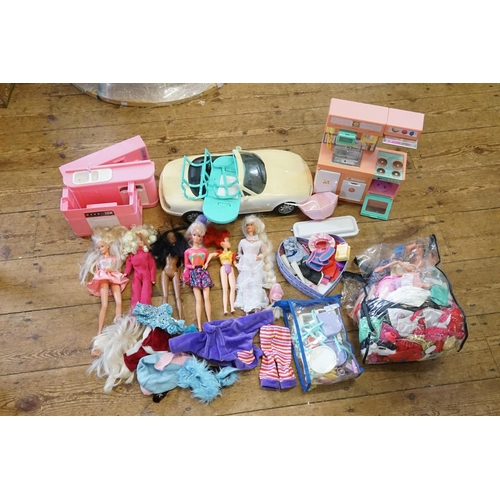 525 - A Large Collection of Original Sindy to include the Mazda MX-5, Kitchen Appliances, Clothes, Dolls, ... 