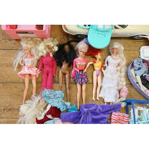 525 - A Large Collection of Original Sindy to include the Mazda MX-5, Kitchen Appliances, Clothes, Dolls, ... 