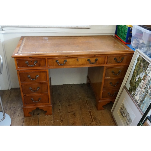 474 - A Reproduction Yew Wood Brown Leather inlaid Topped Desk with Brass Handles. Measuring: 121cms acros... 