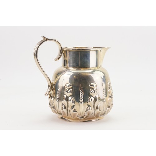 15 - A Victorian 1886 London silver jug by Sibray Hall and Co. (Job Frank Hall). Weight 434g.