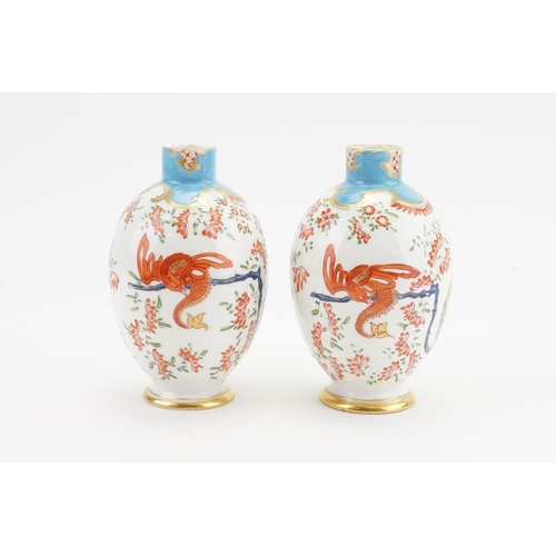 704 - A pair of 18th century Doctor Wall Jabberwocky Worcester vases, English porcelain pattern. Height 13... 