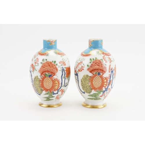 704 - A pair of 18th century Doctor Wall Jabberwocky Worcester vases, English porcelain pattern. Height 13... 