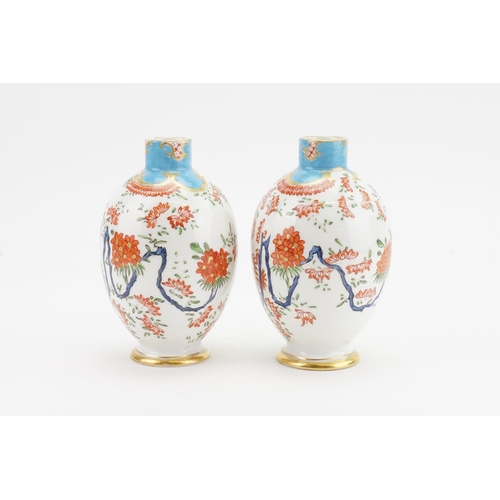 704 - A pair of 18th century Doctor Wall Jabberwocky Worcester vases, English porcelain pattern. Height 13... 