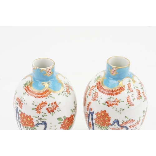 704 - A pair of 18th century Doctor Wall Jabberwocky Worcester vases, English porcelain pattern. Height 13... 