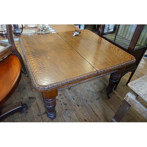 418 - A Victorian Oak Extending Dining Table resting on Turned Legs. Measuring: 115cms x 115cms x 74cms Hi... 