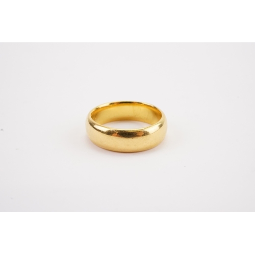 95 - A 22ct gold wedding band.