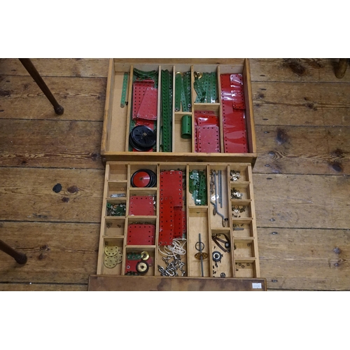 999 - A Wooden Box containing a selection of Red & Green Meccano along with a Meccano No: 4a Accessory Out... 