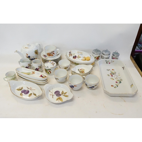 480 - A Royal Worcester Tea & Dinner Set to include a Tea Pot, 6 x Saucers, 4 x Cups, Tureen, Dishes, etc.