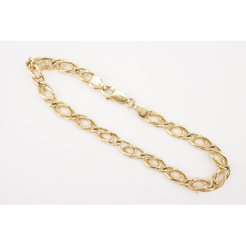 131 - An 18ct Gold Chain Linked Bracelet, marked Italy. Measuring: 18cms Long. Weight: 4.6 grams.