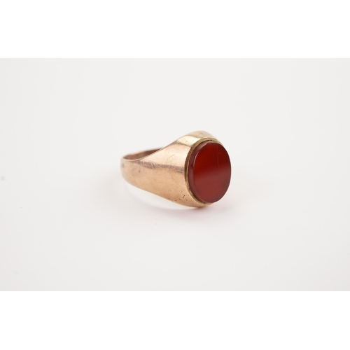 144 - A 9ct Gold Gentleman's carnelian Set Signet Ring. Weighing: 5.2 grams. Size: R.