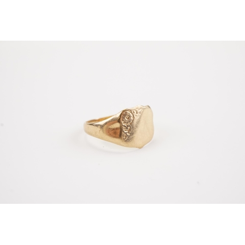 109 - A 9ct Gold Signet Ring. Weighing: 2.5 grames.