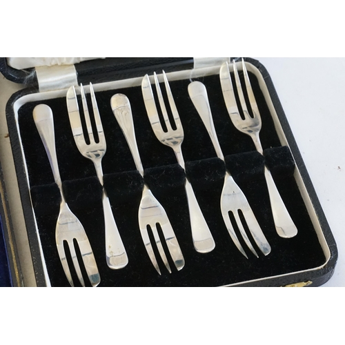 77 - A Set of Six Silver Handled Butter Knives in Case, Six Silver Cake Forks in Case & a Silver Plated T... 