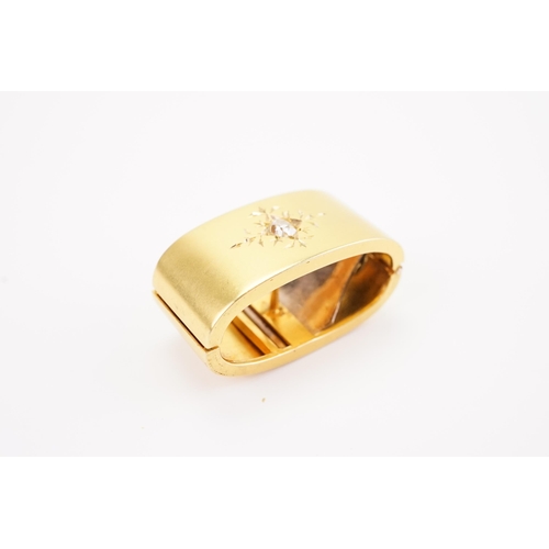 190 - A high carat gold diamond set scarf clip. Set with a single old cut 0.2ct diamond. Weight 9g.