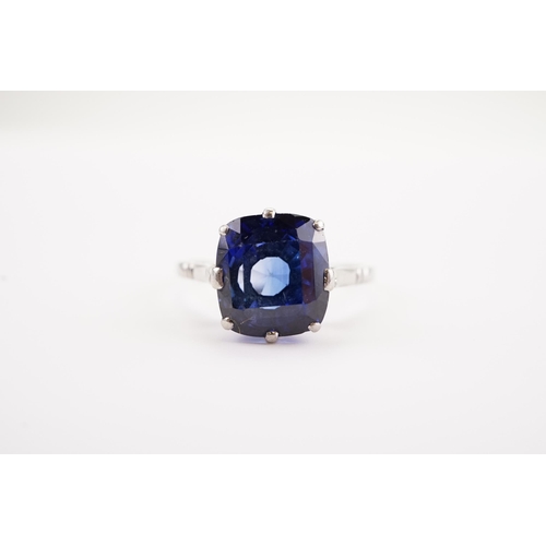 209 - A large synthetic sapphire set ring, in a platinum mount. Sapphire size approx 3ct. 9.3 x 10.2 x 7.5... 