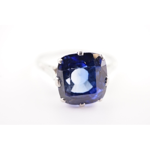 209 - A large synthetic sapphire set ring, in a platinum mount. Sapphire size approx 3ct. 9.3 x 10.2 x 7.5... 