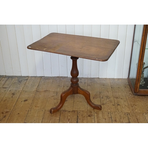 484 - A Victorian Oblong Tilt Topped Tripod Wine Table. Measuring: 75cms across x 80cms across x 67cms hig... 