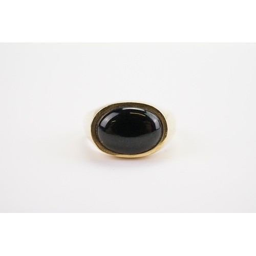 152 - A 14ct Gold Onyx set Gentleman's Signet Ring. Size T/U. Weight 8.3g.