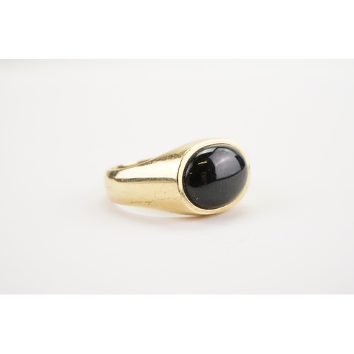 152 - A 14ct Gold Onyx set Gentleman's Signet Ring. Size T/U. Weight 8.3g.