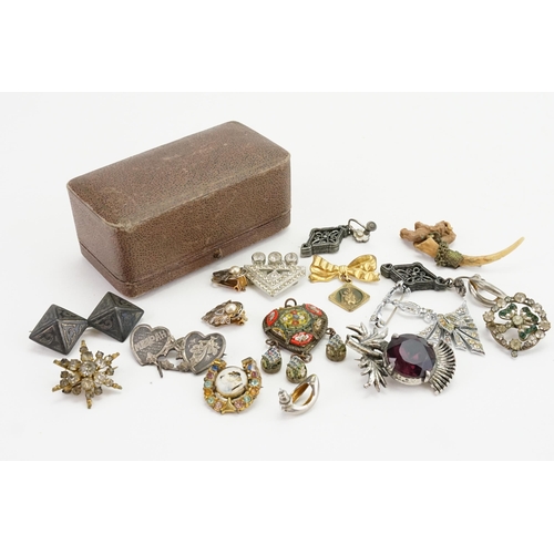 193 - A collection of costume jewellery to include brooches, silver brooches, earrings, etc.