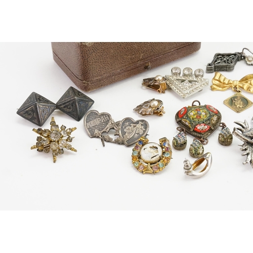 193 - A collection of costume jewellery to include brooches, silver brooches, earrings, etc.