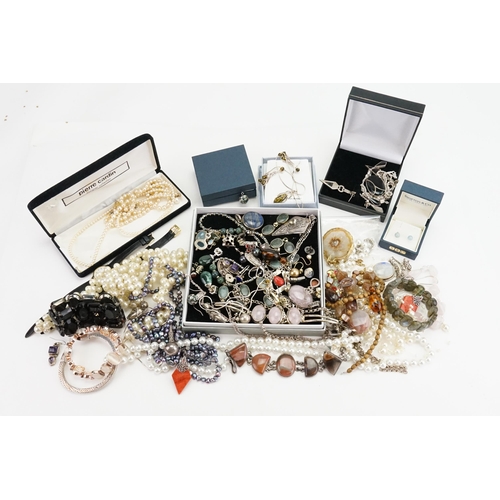 194 - A collection of costume jewellery to include silver costume, necklaces, pearls, onyx set, two wrist ... 