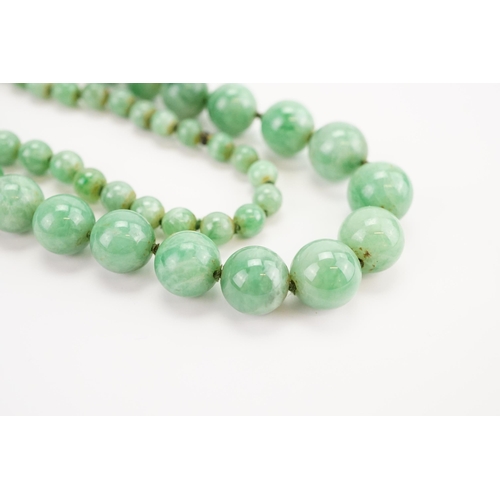 168 - A string of Graduated Jade bead necklace. Weight 59.1g. Length 74cm approx.