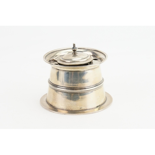 64 - A 1897 Victorian Silver inkwell, marked SIL. Weight 139g.