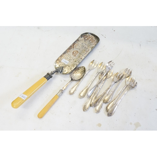 110 - 10 x Silver Plated Oyster Forks, Crumb Scoop & other Silver plated Cutlery.