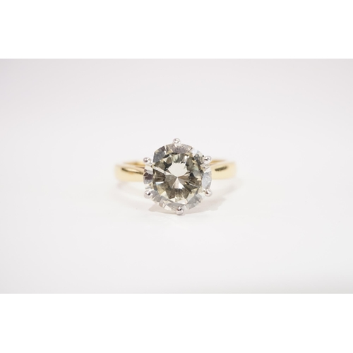 175 - A Lovely 2.9ct Diamond Solitaire Engagement Ring. The Stone is mounted in an 18ct yellow Gold Ring. ... 