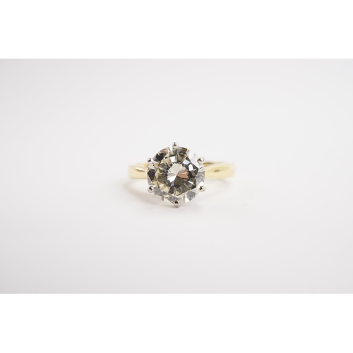 175 - A Lovely 2.9ct Diamond Solitaire Engagement Ring. The Stone is mounted in an 18ct yellow Gold Ring. ... 