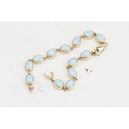 135 - An Opal mounted Bracelet in 9ct Gold, set with 14 oval Opals. Size approx 8.1mm x 5.3mm. Weight: 12.... 