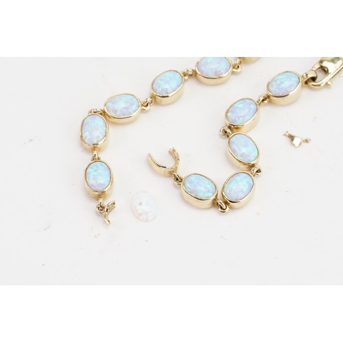 135 - An Opal mounted Bracelet in 9ct Gold, set with 14 oval Opals. Size approx 8.1mm x 5.3mm. Weight: 12.... 