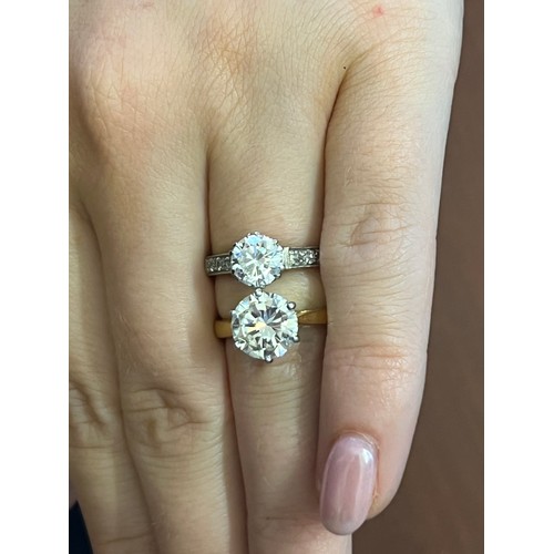 175 - A Lovely 2.9ct Diamond Solitaire Engagement Ring. The Stone is mounted in an 18ct yellow Gold Ring. ... 