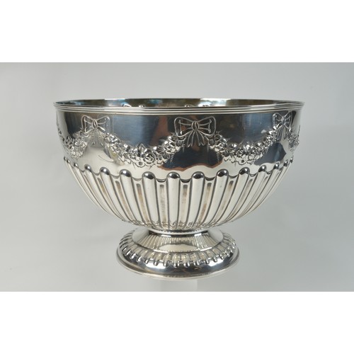 25 - A Large Stunning Silver Fluted Chaise & Engraved Punch Bowl on pedestal Base. Hall Marked Sheffield,... 