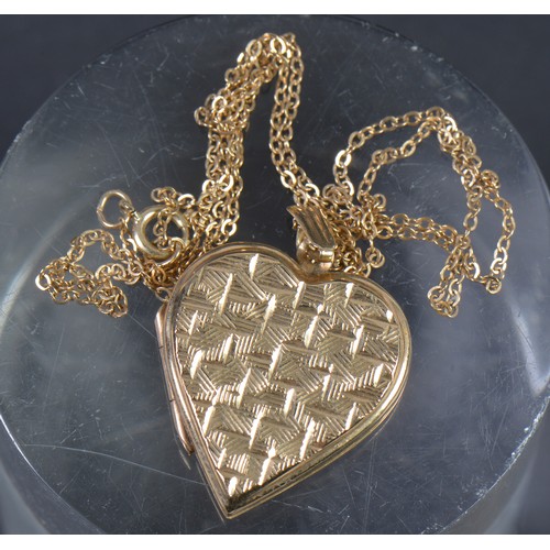 120 - A 9ct Gold Engraved Heart Chain. Weighing: 4.4 grams.