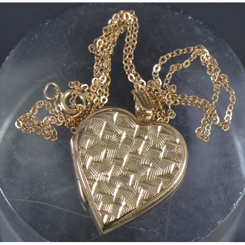 120 - A 9ct Gold Engraved Heart Chain. Weighing: 4.4 grams.