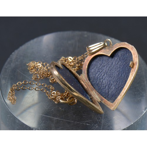 120 - A 9ct Gold Engraved Heart Chain. Weighing: 4.4 grams.