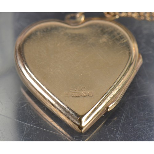 120 - A 9ct Gold Engraved Heart Chain. Weighing: 4.4 grams.