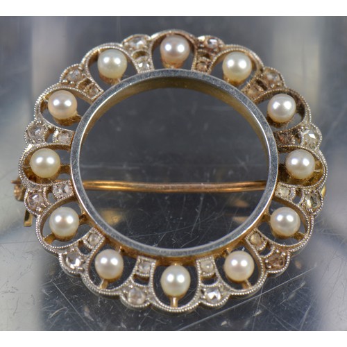 125 - An 18ct Gold Diamond & Pearl Circular Brooch with a Platinum Face. Weighing: 5.1 grams.