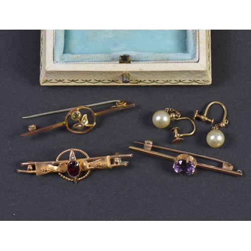 127 - A Amethyst Bar Brooch, a Victorian Bar Brooch, Two Pearl Earrings & a Olivine set Brooch. Weighing: ... 